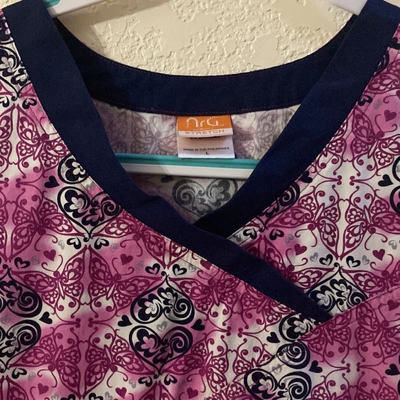 NRG by Barco Stretch Scrub Top. Size Large - Picture 5 of 7